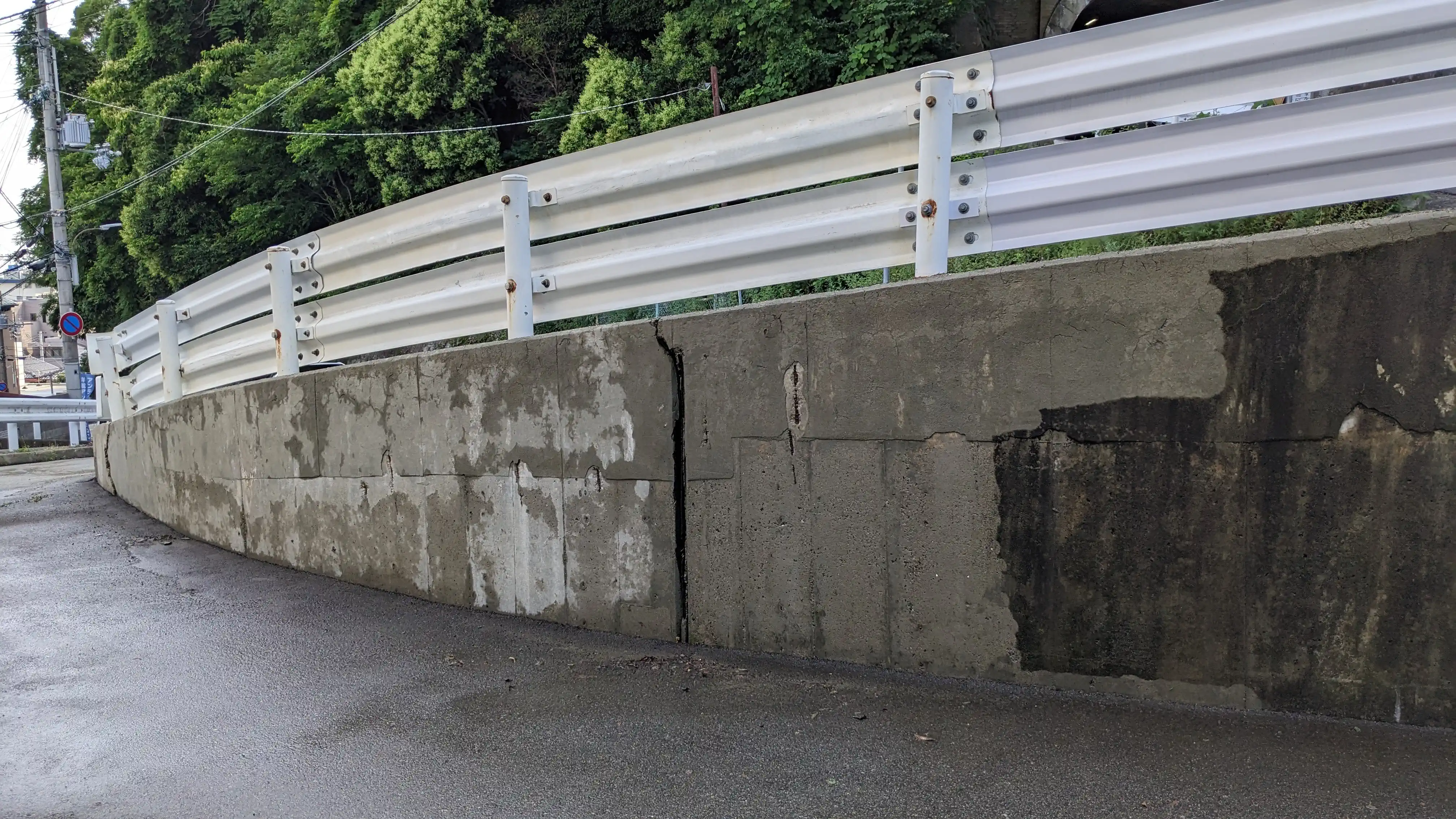 Concrete wall ramp pressure washing with dry sidewall during cleaning